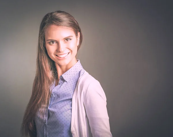 Esmer arka planda bir iş kadınının portresi. Gülümseyen kadın. Bir kadın portresi — Stok fotoğraf