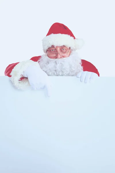 Настоящий Санта-Клаус с большой сумкой, полной подарков, изолированных на белом фоне . — стоковое фото