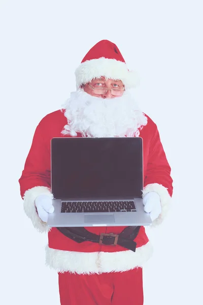 Święty Mikołaj z laptopa, na białym tle. — Zdjęcie stockowe
