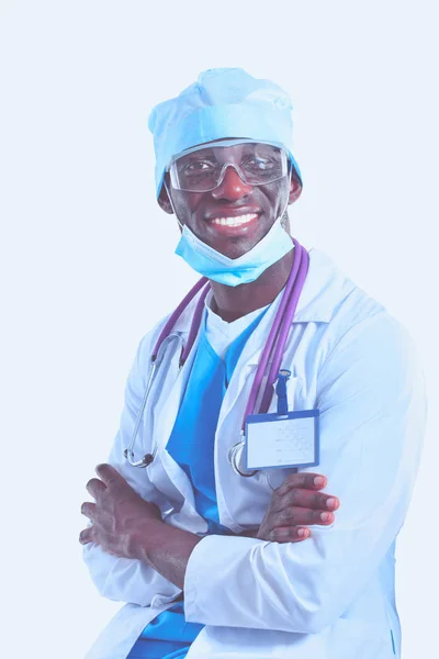 Porträtt av en läkare klädd i mask och uniform. isolerad på vit bakgrund. Läkare. — Stockfoto