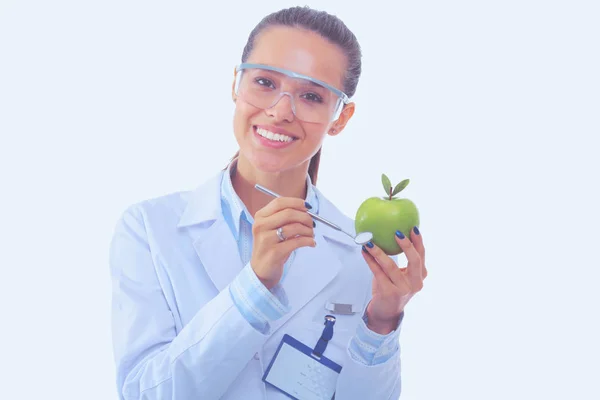 Mulher sorridente doutor com uma maçã verde. Mulher médica — Fotografia de Stock