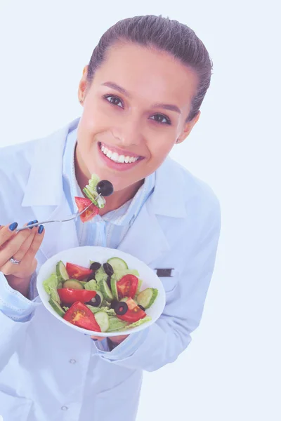 Retrato de una hermosa doctora sosteniendo un plato con verduras frescas. Mujeres doctores. —  Fotos de Stock