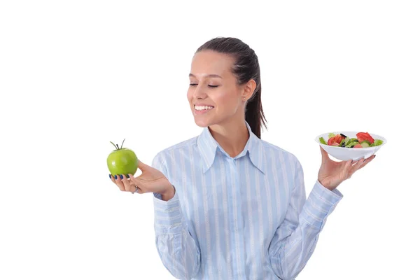 Retrato de una hermosa doctora sosteniendo un plato con verduras frescas y manzana verde. Mujer doctora —  Fotos de Stock