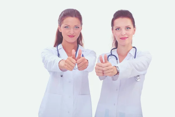 两名年轻的女医生，站在医院里。两名年轻女医生. — 图库照片