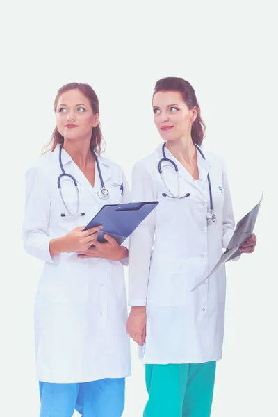 Dos enfermeras viendo imágenes de rayos X, de pie en el hospital. Rayos X. Dos doctora mujer — Foto de Stock