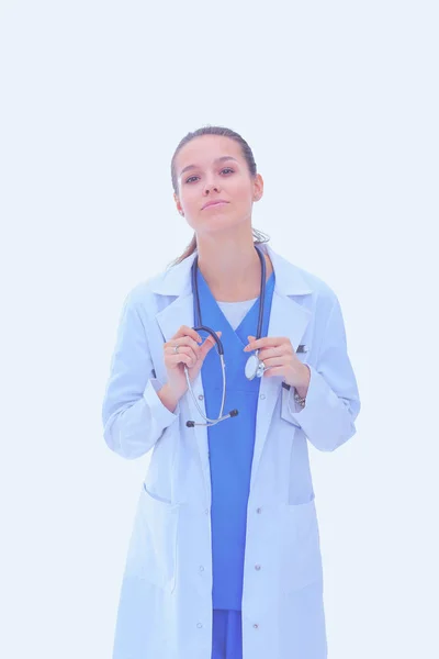 Красивая молодая женщина в белом халате позирует с рукой в кармане. Женщина-врач — стоковое фото