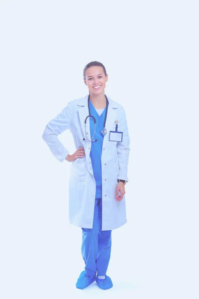 Vacker ung kvinna i vit rock poserar med handen i fickan. Kvinnlig läkare — Stockfoto