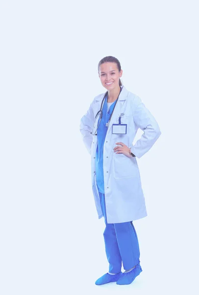 Bella giovane donna in cappotto bianco in posa con mano in tasca. Donna medico — Foto Stock