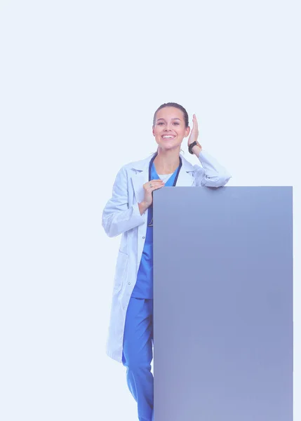 Een vrouwelijke dokter met een leeg reclamebord. Vrouwelijke dokter — Stockfoto