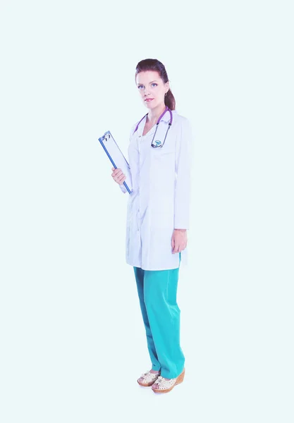 Usmívající se doktorka se složkou v uniformě stojící v nemocnici. Usmívající se doktorka — Stock fotografie
