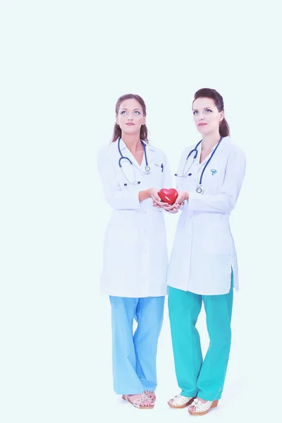 Deux jeunes femmes médecin, debout à l'hôpital. Deux jeunes femmes médecin. — Photo