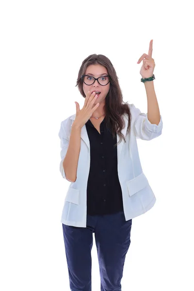 Mujer joven de pie, aislada sobre fondo blanco. Mujer joven — Foto de Stock