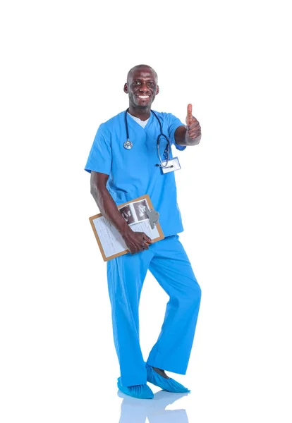 Lékař stojící se složkou, izolované na bílém pozadí. Lékař. Klinika. — Stock fotografie