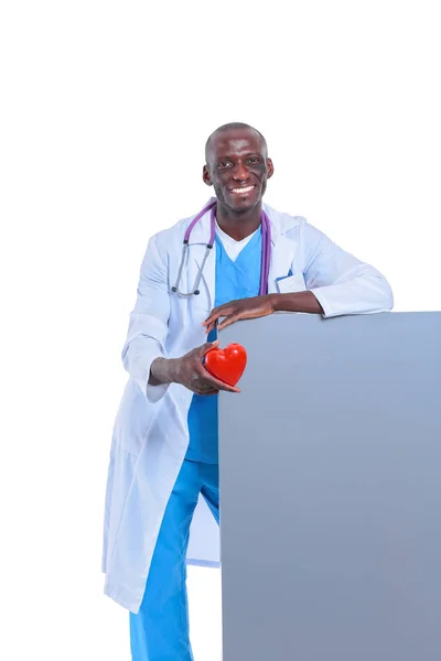 Manlig läkare med rött hjärta och Tom skylt isolerad på vit bakgrund. Läkare. Vit bakgrund — Stockfoto
