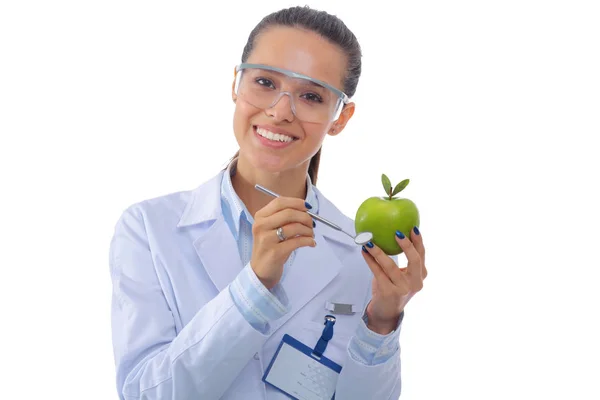 Yeşil elmalı gülümseyen kadın doktor. Kadın doktor — Stok fotoğraf
