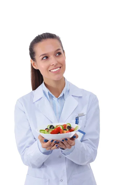 Retrato de una hermosa doctora sosteniendo un plato con verduras frescas. Mujeres doctores. — Foto de Stock