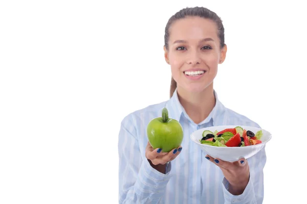 Portret van een mooie vrouwelijke arts met een bord met verse groenten en groene appel. Vrouwelijke dokter — Stockfoto
