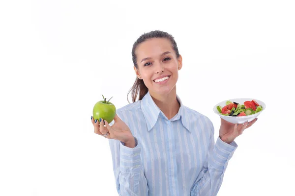 Retrato de una hermosa doctora sosteniendo un plato con verduras frescas y manzana verde. Mujer doctora — Foto de Stock