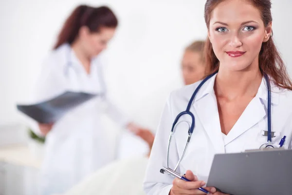 Deux infirmières regardant l'image de Rayon X, debout à l'hôpital. Rayon X. Deux femmes médecin — Photo