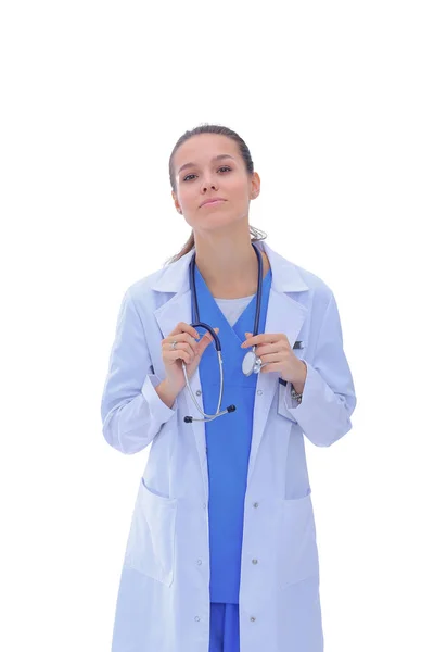 Hermosa joven con abrigo blanco posando con la mano en el bolsillo. Mujer doctora — Foto de Stock