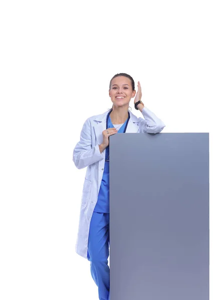 Una doctora con una cartelera en blanco. Mujer doctora — Foto de Stock