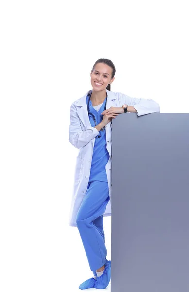 Una doctora con una cartelera en blanco. Mujer doctora — Foto de Stock