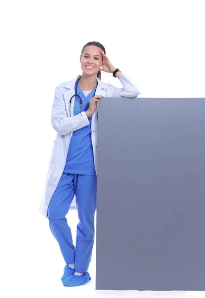 Une femme médecin avec un panneau blanc. Femme médecin — Photo