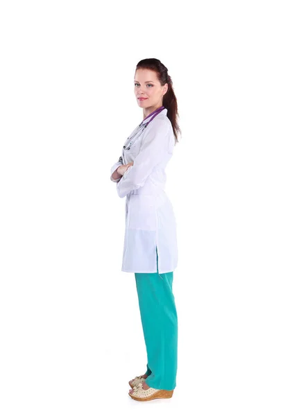 Усміхнена жінка-лікар з папкою в уніформі, що стоїть в лікарні. Усміхнена жінка-лікар — стокове фото