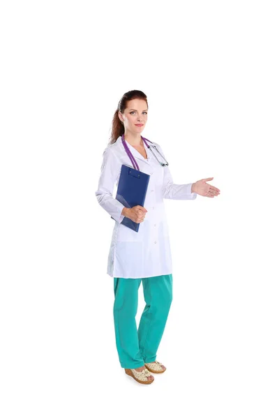 Médica sorridente com uma pasta de uniforme no hospital. Médica sorridente — Fotografia de Stock