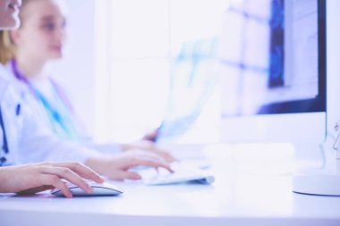 Kadın doktorlar hastanede röntgen görüntülerini inceliyor ve tartışıyorlar..