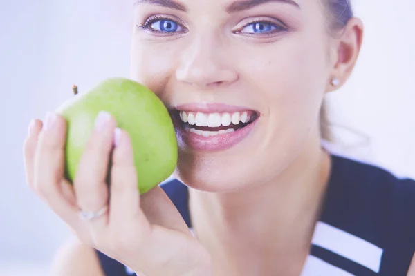 Close up portret zdrowej uśmiechniętej kobiety z zielonym jabłkiem. — Zdjęcie stockowe