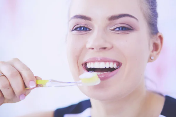 Mladá hezká dívka udržuje ústní hygienu se zubním kartáčkem. — Stock fotografie