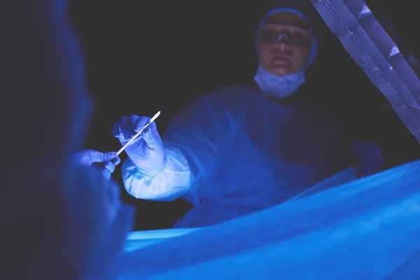 Обрізана картина скальпеля зроблена лікарями, які виконують операцію . — стокове фото