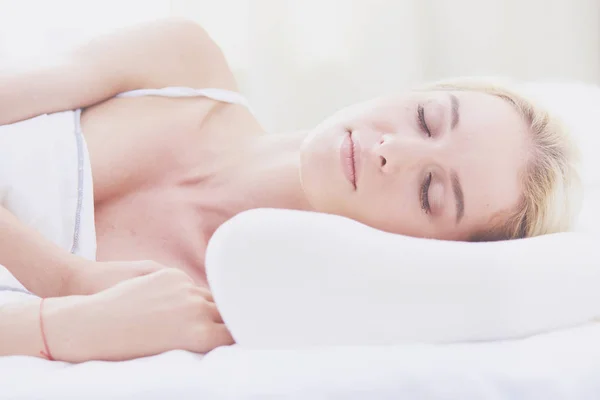 Mujer bonita acostada en su cama en casa — Foto de Stock