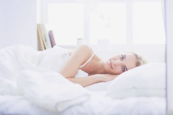 Mujer bonita acostada en su cama en casa — Foto de Stock