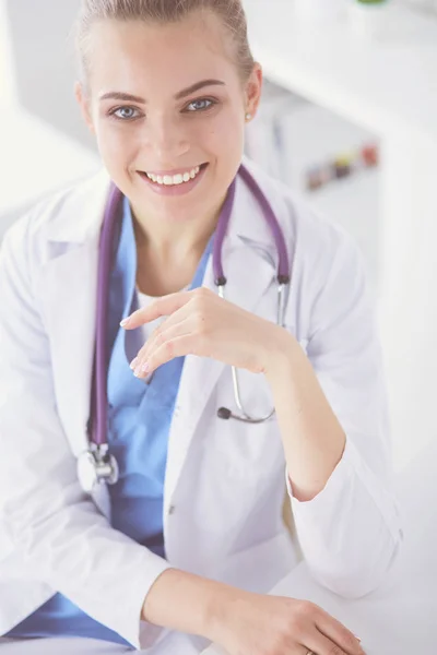 Close-up Retrato de médico fêmea amigável com estetoscópio e tablet nas mãos. — Fotografia de Stock