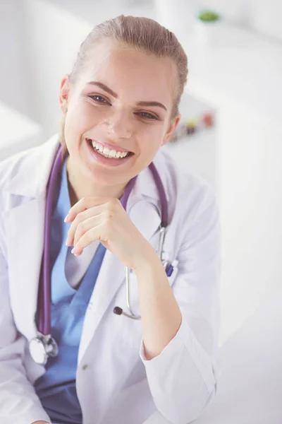 Gros plan Portrait de femme médecin amicale avec stéthoscope et tablette dans les mains. — Photo