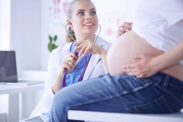 在诊所检查孕妇的年轻女医生. — 图库照片