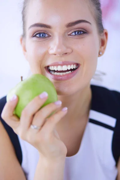 Portrait rapproché d'une femme souriante et en bonne santé à la pomme verte. — Photo