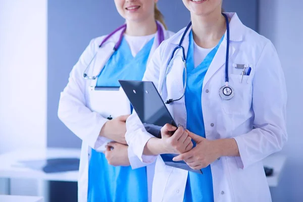 Cultivado brote de dos médicos jóvenes mujer con estetoscopio . — Foto de Stock