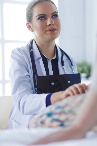 Doctor y paciente discutiendo algo mientras están sentados en la mesa. Concepto de medicina y salud — Foto de Stock