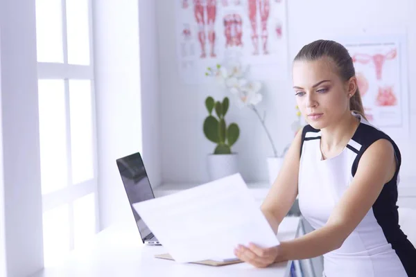 Närbild Porträtt av vänlig kvinnlig läkare med stetoskop ler mot kameran. — Stockfoto