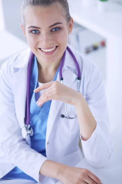 Gros plan Portrait de femme médecin amicale avec stéthoscope et tablette dans les mains. — Photo