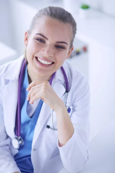 Close-up Portret van vriendelijke vrouwelijke arts met stethoscoop en tablet in handen. — Stockfoto