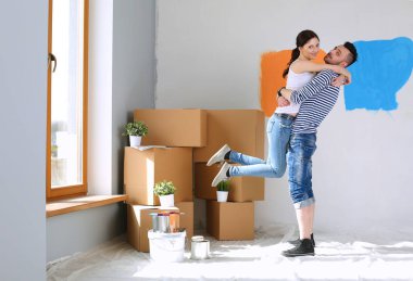 Mutlu genç çift yeni eve taşınıyor.