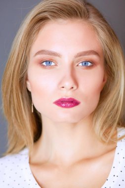 genç güzel esmer kadın portresi