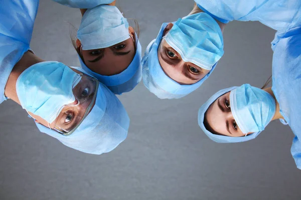 Χειρουργός ομάδας στην εργασία στο χειρουργείο. — Φωτογραφία Αρχείου