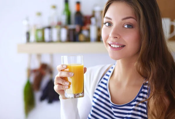 Ritratto di una bella donna che tiene un bicchiere con succo saporito — Foto Stock