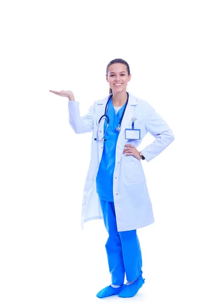 Un retrato de una doctora señalando aislada sobre fondo blanco —  Fotos de Stock