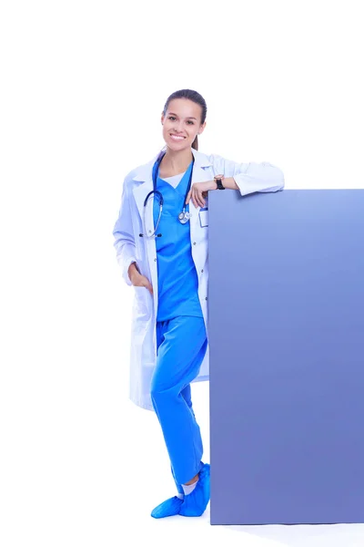 Μια γυναίκα γιατρός με λευκή πινακίδα. — Φωτογραφία Αρχείου